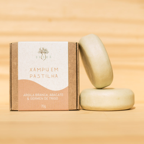 Xampu Pastilha Argila Branca para Cabelos Normais da Baobá Saboaria na Make a Pause é com argila branca e pode render até 60 lavagens.