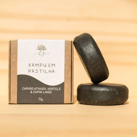 Xampu Pastilha Carvão Ativado para Cabelos Oleosos da Baobá Saboaria na Make a Pause é indicado para quem sofre com excessos de oleosidade no cabelo cabelos bem oleosos e finos.