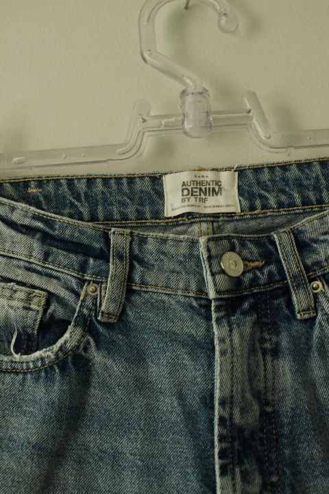 CALÇA JEANS - LISTRA VERMELHA