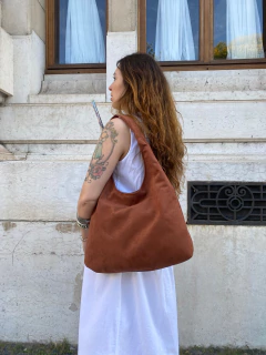 Bolsa Pirâmide marrom na internet