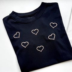 T-shirt Coração Bordado na internet