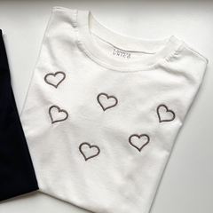 T-shirt Coração Bordado - M de Menina