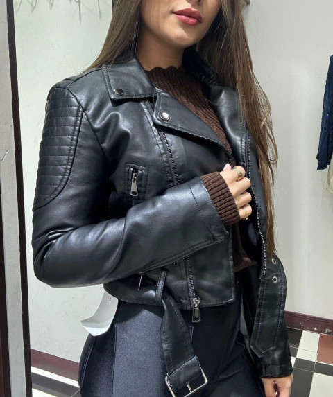 Jaqueta em couro e fivela REF259