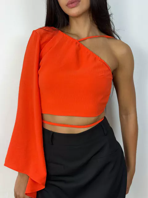 Cropped em crepe com amarração e um ombro só