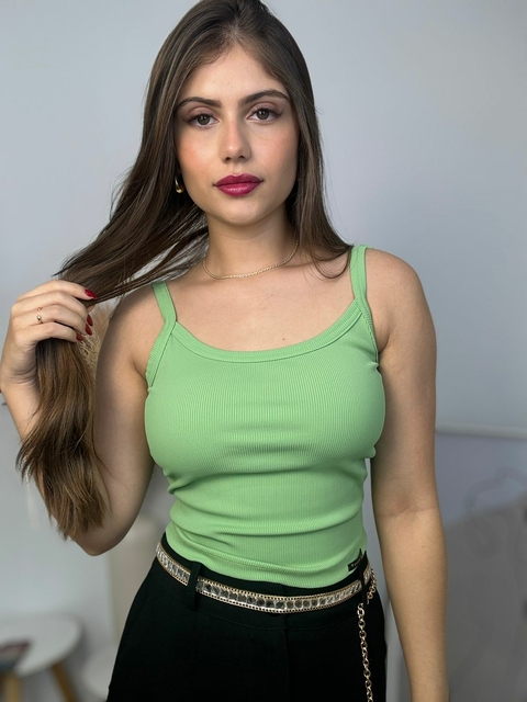 Cropped Tailania K2B com decote profundo nas costas