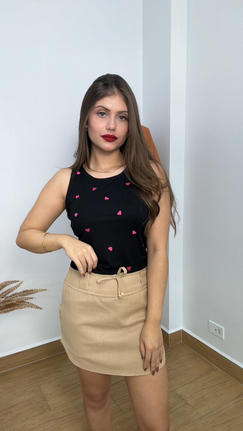 Short-saia em linho com cós alto e cinto em cordão