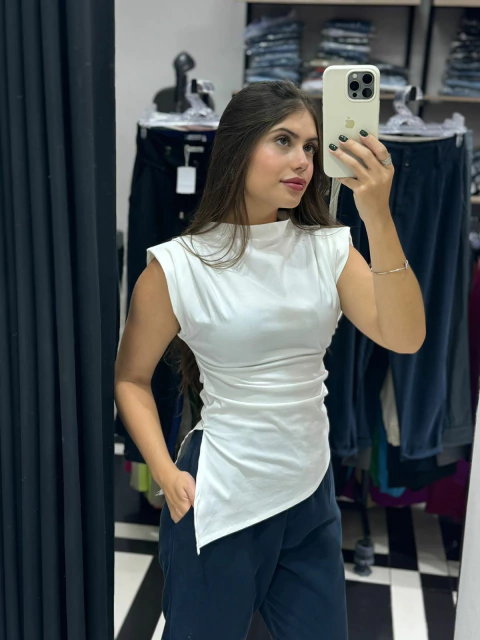 Blusa assimétrica com ombreiras REF101102