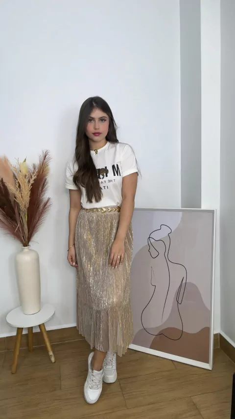 Saia midi com fios de brilho plissada