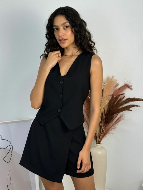 Conjunto em alfaiataria colete + short saia REF1305