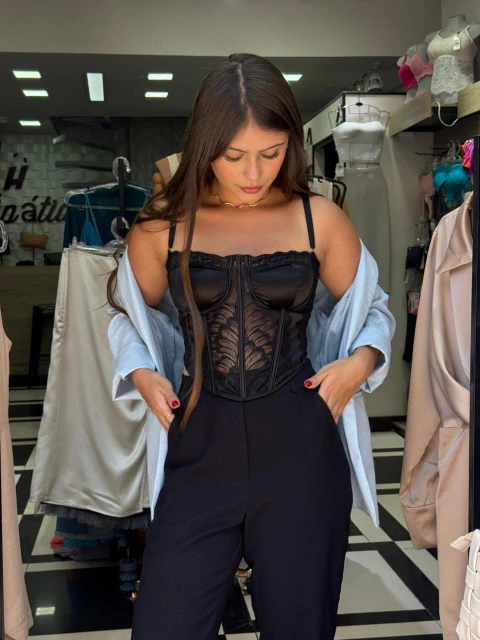 Corset em renda com fechamento em corda