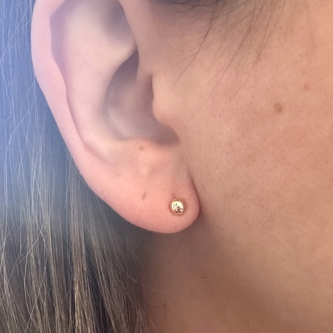 Brinco Pequeno Bolinha Lisa, Banhado em Ouro 18k