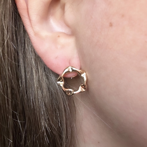 Brinco Redondo Amassadinho, Banhado em Ouro 18k