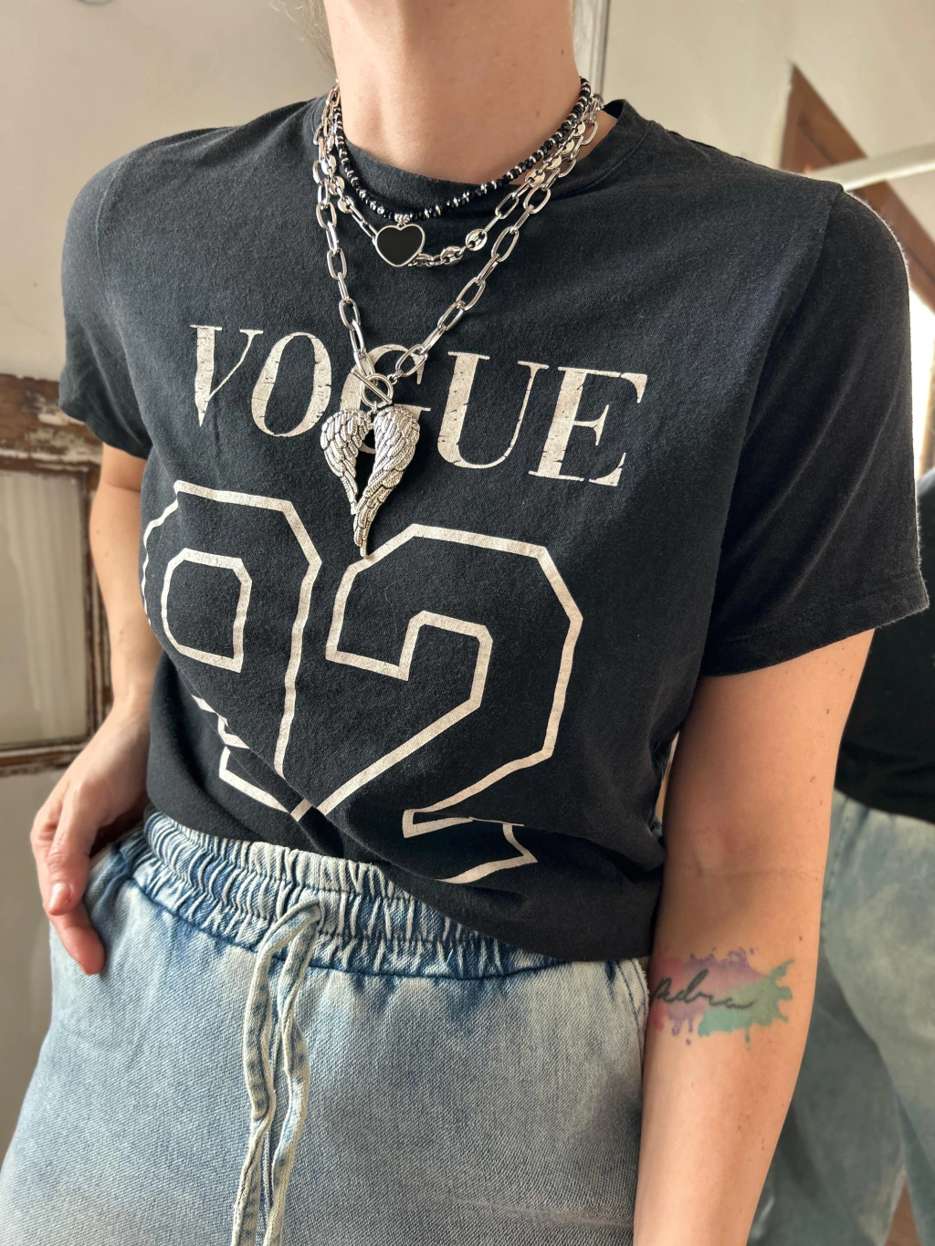 REMERA VOGUE GRIS