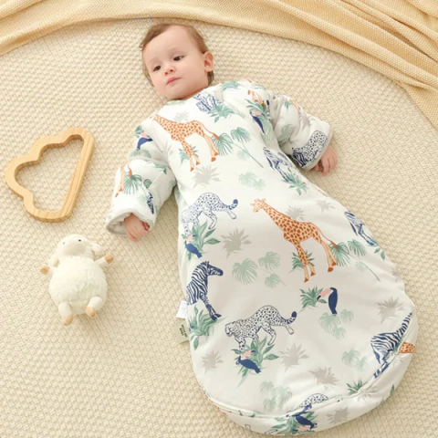 Bebê deitado usando saco de dormir térmico com mangas, com estampa de animais selvagens em fundo claro