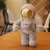 Astronauta de Pelúcia - Decoração Encantadora e Aconchego Espacial - Pezinhos Web Artigos Infantis