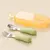 Conjunto de talheres de silicone com estojo, incluindo uma colher e um garfo com cabos verdes.