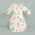 Saco de dormir térmico para bebês com estampas de animais e árvores, ideal para o inverno.