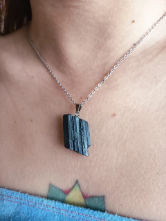 Colar de aço com pingente de pedra natural (várias opções) na internet