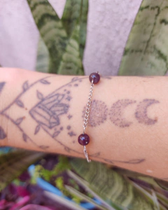 Pulseira de aço inox e esfera ametista