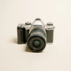 Câmera Pentax MZ-M com lente zoom 35-80mm