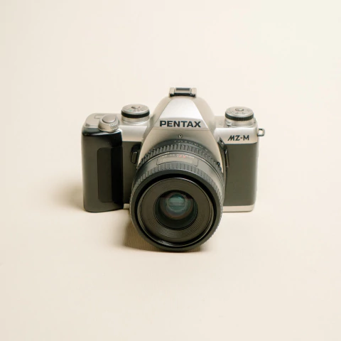 Câmera Pentax MZ-M com lente zoom 35-80mm