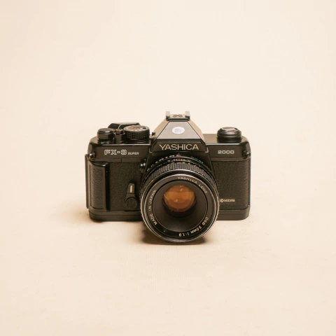 Câmera Yashica FX-3 Super 2000 com lente 50mm 1.9