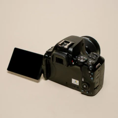 Imagem do Canon EOS Rebel SL3 com lente EF-S 18-55mm 18-55 IS STM Kit