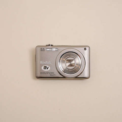 Câmera Digital Kodak M5370 com lente Schneider 28-140mm Silver