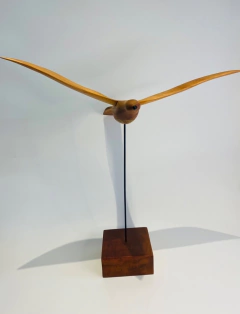 PASSARO EM MADEIRA CEDRO ROSA na internet