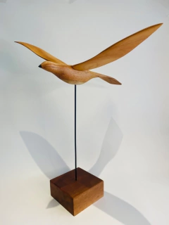 PASSARO EM MADEIRA CEDRO ROSA