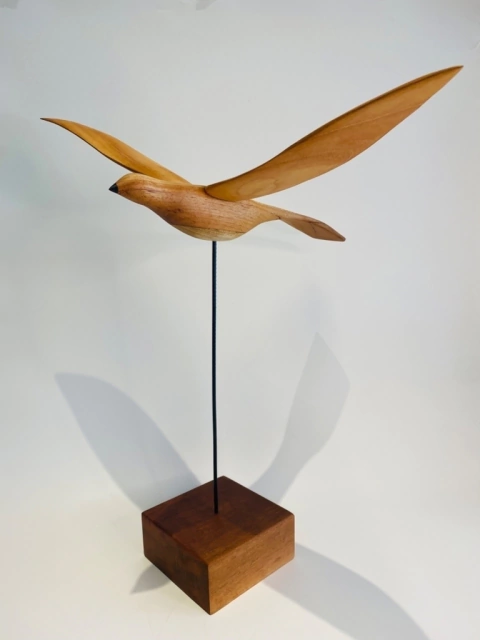 PASSARO EM MADEIRA CEDRO ROSA