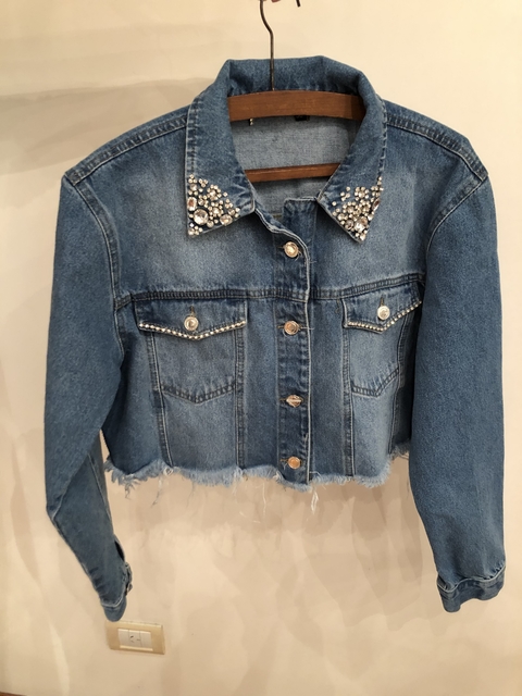 Campera florcitas en cuello y detalle en bolsillo
