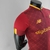 camisa-camiseta-as-roma-23-24-jogador-masculina-grená-vermelha-marrom-vinho-new-balance-reflexiva