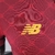 camisa-camiseta-as-roma-23-24-jogador-masculina-grená-vermelha-marrom-vinho-new-balance-reflexiva