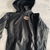 CAMPERA NEGRA CON CAPUCHA