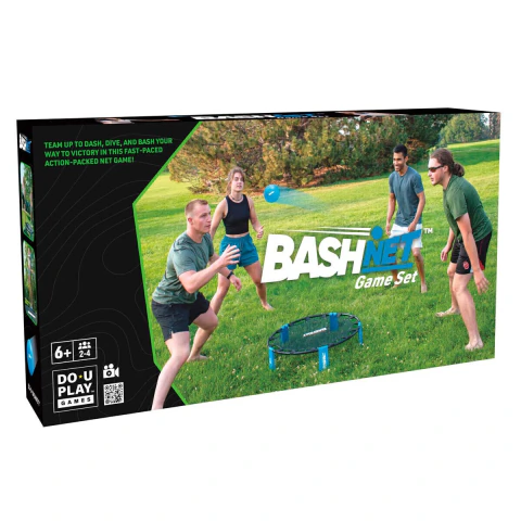 Personas jugando al juego Bash-Net al aire libre en un parque, lanzando una pelota hacia una red circular pequeña