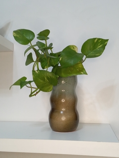 FLORERO ARTESANAL ESMALTADO COMBINADO CARAMELO Y GLAUCO, CON FORMAS ONDULADAS / PIEZAS UNICAS - PRECIO POR UNIDAD - Alquimia Botanica de Autor