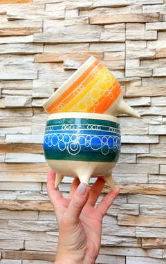MACETAS CON PATITAS DISEÑO GUARDA BICOLOR CON BURBUJITAS Y CARACOLITOS / TIENEN DRENAJE / PIEZAS ARTESANALES - PRECIO POR UNIDAD