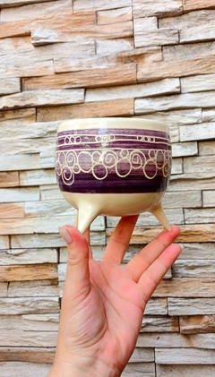 MACETAS CON PATITAS DISEÑO GUARDA BICOLOR CON BURBUJITAS Y CARACOLITOS / TIENEN DRENAJE / PIEZAS ARTESANALES - PRECIO POR UNIDAD en internet