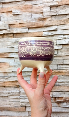 MACETAS CON PATITAS DISEÑO GUARDA BICOLOR CON BURBUJITAS Y CARACOLITOS / TIENEN DRENAJE / PIEZAS ARTESANALES - PRECIO POR UNIDAD - Alquimia Botanica de Autor
