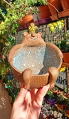 MACETA PANCHO DE JARDIN EN GRES CON ESMALTES / PIEZA ARTESANAL / TIENE DRENAJE / ELECCIO9N DE DISEÑO SEGUN DISPONIBILIDAD / NO INCLUYE PLANTAS