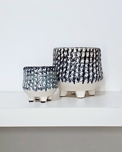 MACETA CON HERMOSA TEXTURA EN ESMALTE CRUDO, AZUL Y BLANCO COMBINADOS / TIENE DRENAJE Y PATITAS / VALOR POR UNIDAD - comprar online