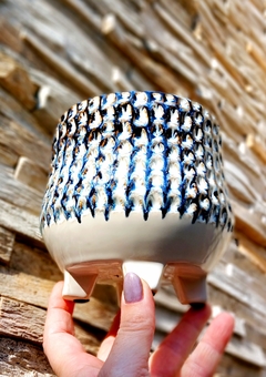 MACETA CON HERMOSA TEXTURA EN ESMALTE CRUDO, AZUL Y BLANCO COMBINADOS / TIENE DRENAJE Y PATITAS / VALOR POR UNIDAD