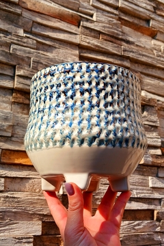 MACETA CON HERMOSA TEXTURA EN ESMALTE CRUDO, AZUL Y BLANCO COMBINADOS / TIENE DRENAJE Y PATITAS / VALOR POR UNIDAD - tienda online