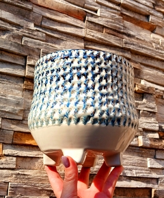 Imagen de MACETA CON HERMOSA TEXTURA EN ESMALTE CRUDO, AZUL Y BLANCO COMBINADOS / TIENE DRENAJE Y PATITAS / VALOR POR UNIDAD
