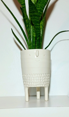 MACETA ARTESANAL PERSONAJE CON PATITAS / TIENE DRENAJE / NO INCLUYE PLANTAS