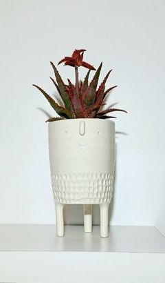 MACETA ARTESANAL PERSONAJE CON PATITAS / TIENE DRENAJE / NO INCLUYE PLANTAS - tienda online