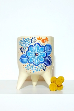 MACETAS CON DISEÑOS FLORALES Y PATITAS / ELECCION DE MOTIVO SEGUN DISPONIBILIDAD / TIENEN DRENAJE en internet