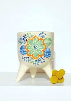 MACETAS CON DISEÑOS FLORALES Y PATITAS / ELECCION DE MOTIVO SEGUN DISPONIBILIDAD / TIENEN DRENAJE - comprar online