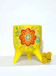 MACETAS CON DISEÑOS FLORALES Y PATITAS / ELECCION DE MOTIVO SEGUN DISPONIBILIDAD / TIENEN DRENAJE
